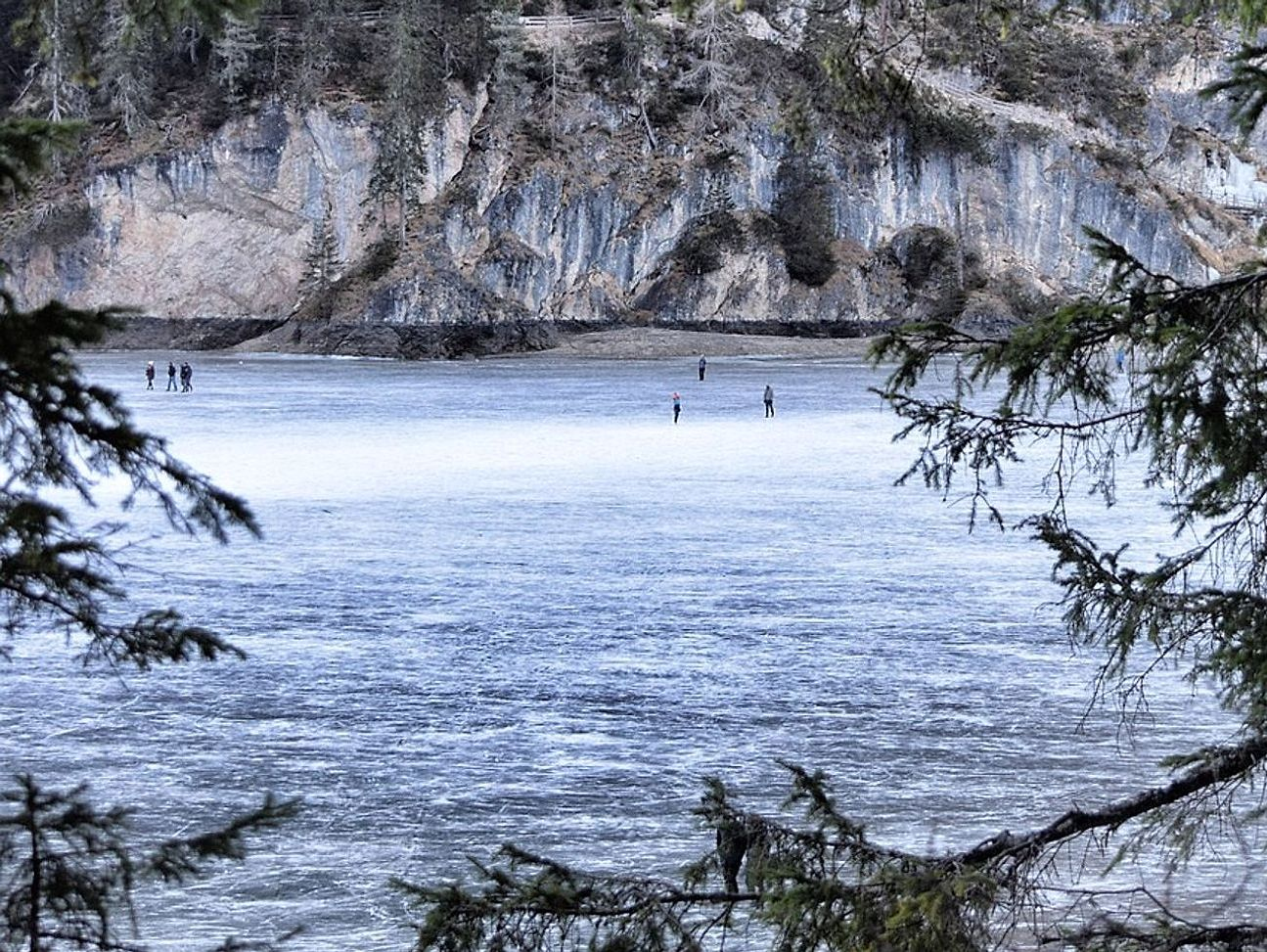 Equipos de pesca en hielo listos junto al lago bajo el hielo